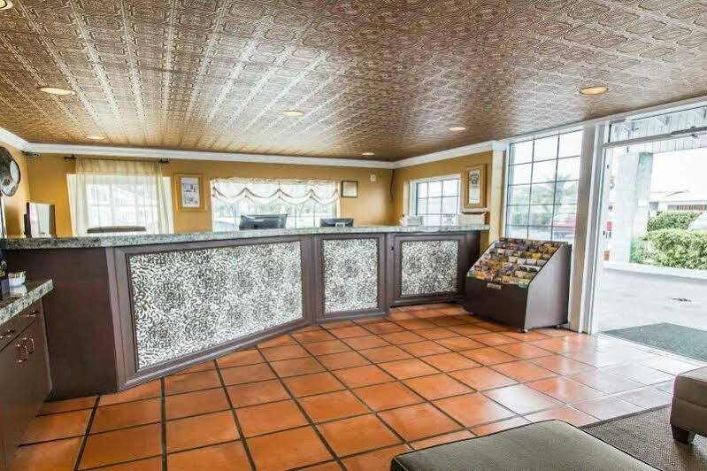 Econo Lodge Cocoa Beach - Near The Port מראה חיצוני תמונה